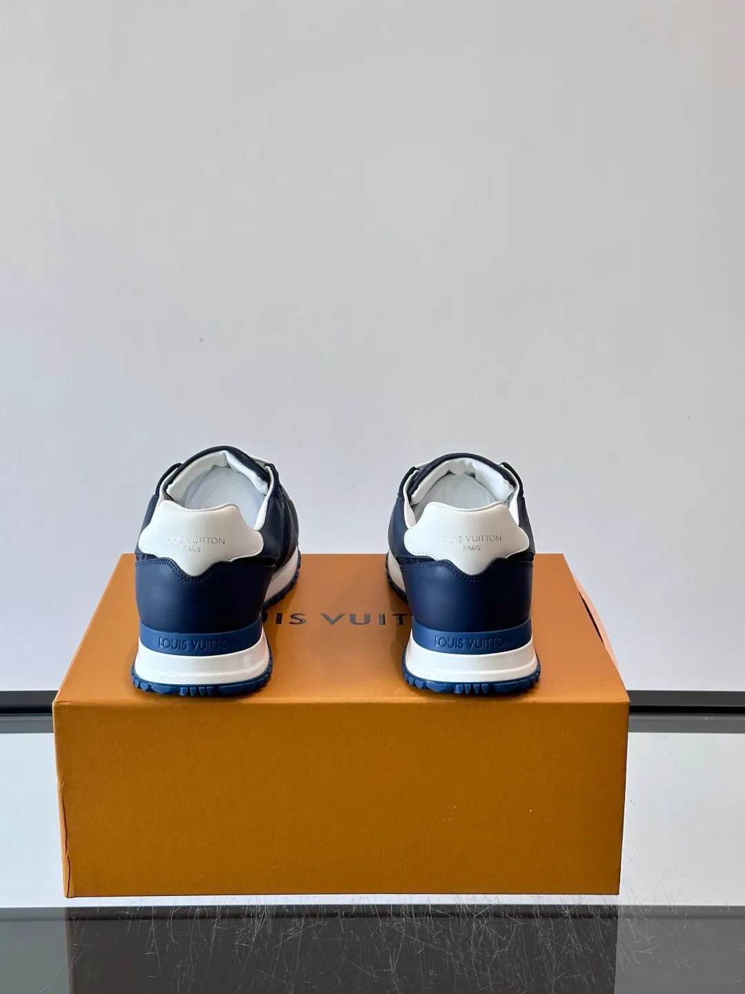 p520《＊OUIS＊UOTTO＊》Run Away men's sports shoes, first-layer cowhide + Monogram embossing, delicate texture and durable. The soles are made of foam + rubber, are light and elastic, and are comfortable to wear for a long time without tiring your feet. The tongue is long and stiff, so it is recommended to wear thick socks to improve the foot feel. The overall design is simple and versatile, and can be easily worn with jeans, casual pants, and suits. It is OK for commuting, shopping, and light exercise! The LV logo on the side of the shoe is very recognizable, and it is full of low-key luxury. It is a high-end sports shoe that is both business casual and trendy👟! size: 38-44 (45 46 customized)